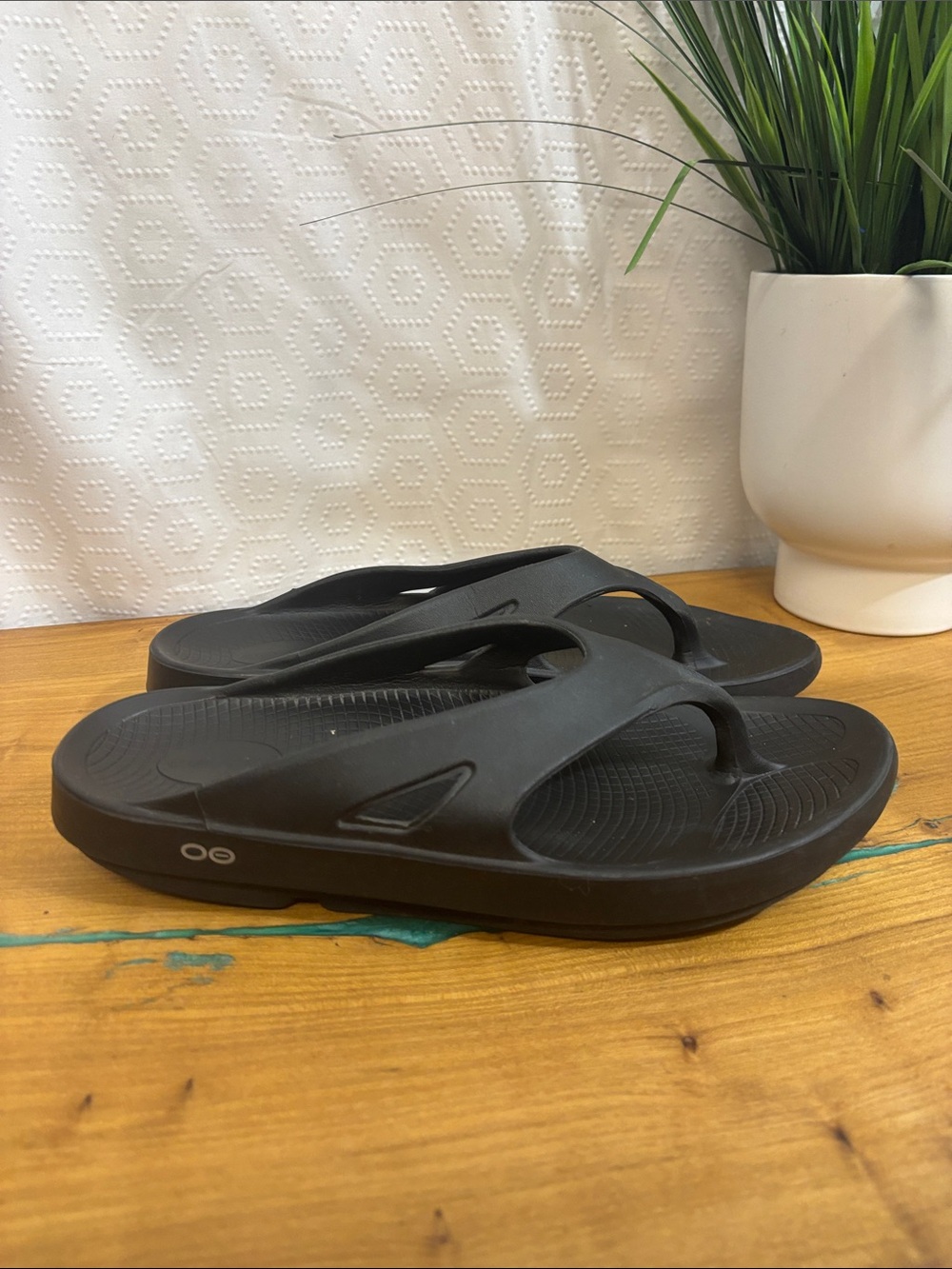 OOFOS OOriginal Recovery Sandals Mens 10 Womens size 12 Black Thong Flip Flops